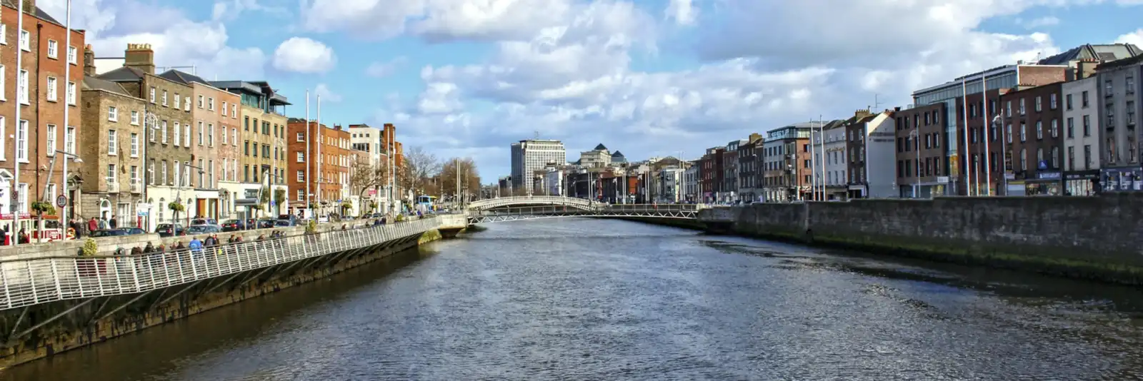 O rio Liffey no centro de Dublin, com as fachadas georgianas nos dois cais e a ponte Ha'penny ao fundo.